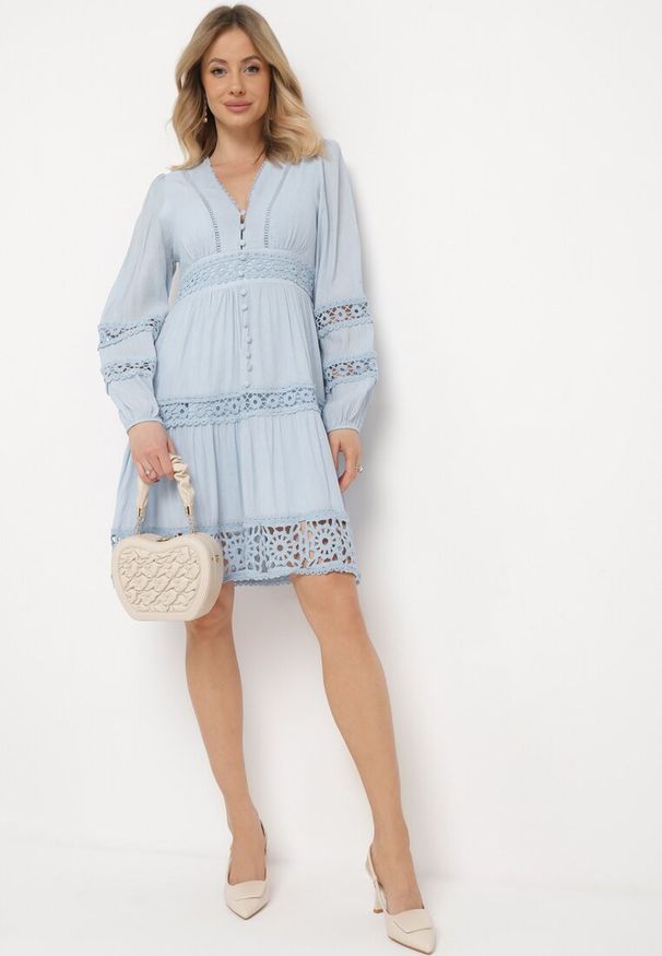 Born2be - Jasnoniebieska Sukienka Mini z Ażurowymi Wstawkami i Gumką w Talii Raliasa. Kolor: niebieski. Materiał: koronka. Wzór: ażurowy. Styl: boho. Długość: mini