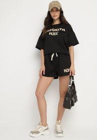 Born2be - Czarny Komplet Oversize z Wiskozą T-shirt i Szorty z Nadrukiem Liravella. Kolor: czarny. Materiał: wiskoza. Wzór: nadruk #5
