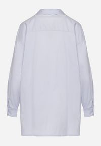 Born2be - Jasnoniebieska Bawełniana Koszula o Kroju Oversize Zdobiona Ażurowymi Wstawkami Vovelle. Okazja: na co dzień. Typ kołnierza: kołnierzyk klasyczny. Kolor: niebieski. Materiał: bawełna. Długość rękawa: długi rękaw. Długość: długie. Wzór: aplikacja, ażurowy. Styl: klasyczny, elegancki, casual #4