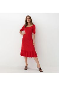 Mohito - Czerwona sukienka midi z wiskozy - Czerwony. Kolor: czerwony. Materiał: wiskoza. Długość: midi