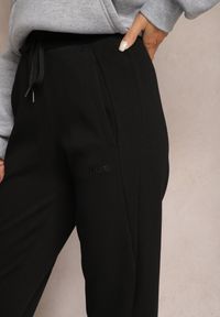 Renee - Czarne Spodnie Dresowe z Bawełny z Gumką w Talii i Troczkiem Panara. Okazja: na co dzień. Kolor: czarny. Materiał: bawełna, dresówka. Styl: casual