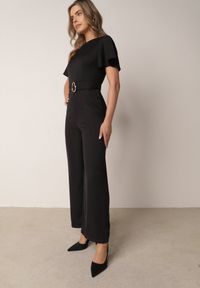 Born2be - Czarny Kombinezon VICES z Paskiem i Geometryczną Klamrą Elinassa. Okazja: do pracy. Kolor: czarny. Wzór: geometria. Styl: elegancki #3