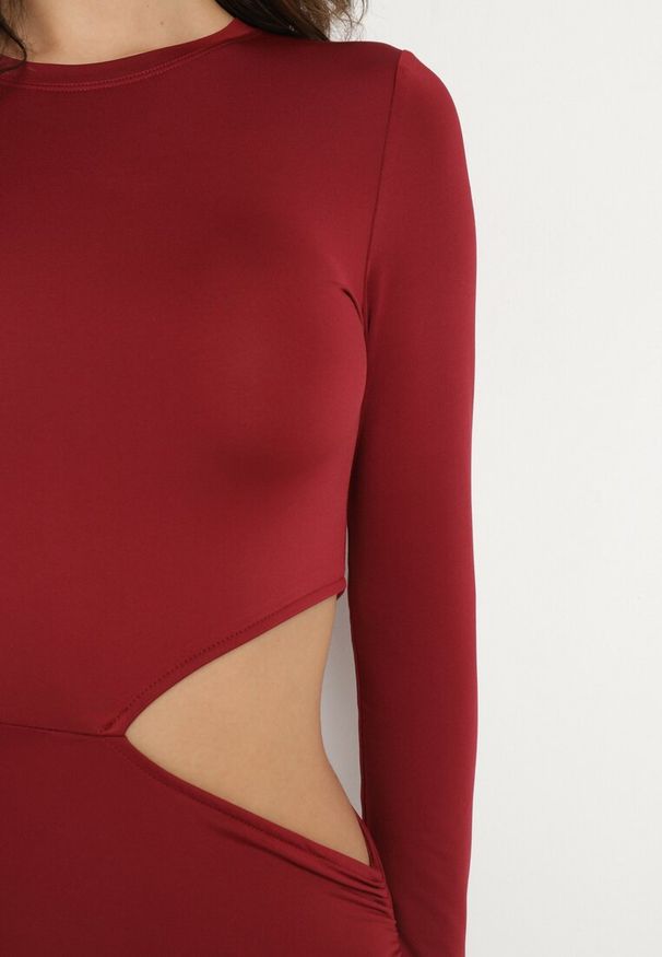 Born2be - Bordowa Sukienka Maxi o Dopasowanym Fasonie z Wycięciem w Talii Celinda. Okazja: na co dzień. Kolor: czerwony. Styl: casual. Długość: maxi