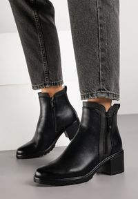Renee - Czarne Botki Basic na Słupkowym Obcasie Zdobione Suwakiem Fessamia. Okazja: na co dzień. Zapięcie: zamek. Kolor: czarny. Materiał: jeans, skóra. Wzór: aplikacja. Obcas: na obcasie. Styl: casual, elegancki. Wysokość obcasa: średni #4