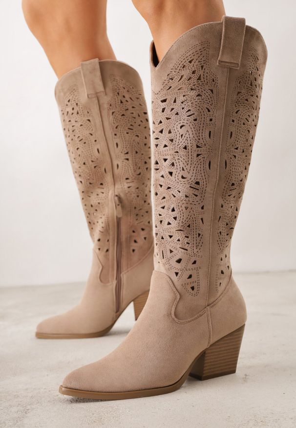 Born2be - Ciemnobeżowe Kozaki Kowbojki na Stożku z Ażurową Cholewką Uria. Okazja: na co dzień. Kolor: beżowy. Materiał: zamsz, jeans. Szerokość cholewki: normalna. Wzór: ażurowy. Obcas: na stożku. Styl: casual