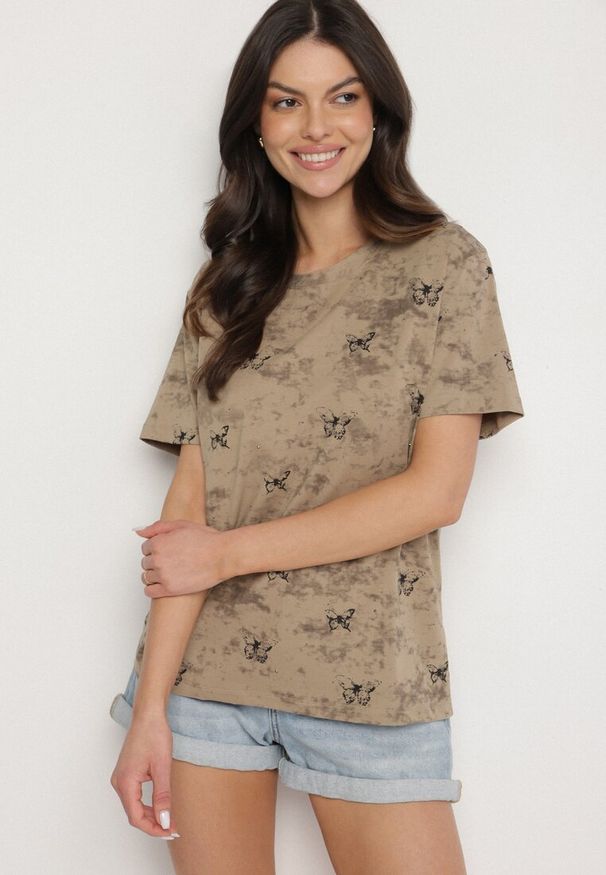 Born2be - Ciemnobeżowy T-shirt Bawełniany w Print w Motylki Tenorea. Kolor: beżowy. Materiał: bawełna. Wzór: nadruk. Styl: klasyczny