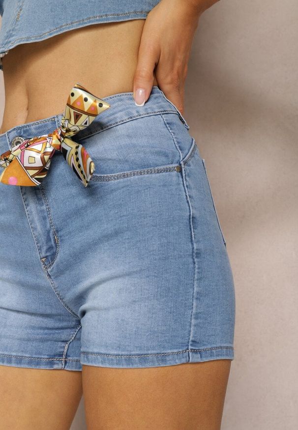Renee - Niebieskie Jeansowe Szorty High Waist z Kokardką Jerbia. Stan: podwyższony. Kolor: niebieski. Materiał: jeans. Sezon: lato. Styl: wizytowy, klasyczny, elegancki
