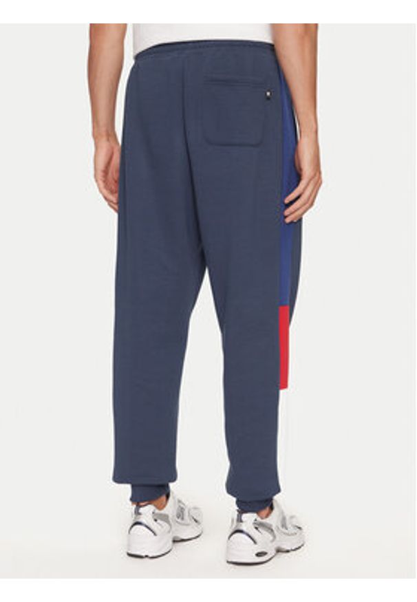 New Balance Spodnie dresowe MP43522NNY Niebieski Relaxed Fit. Kolor: niebieski. Materiał: bawełna