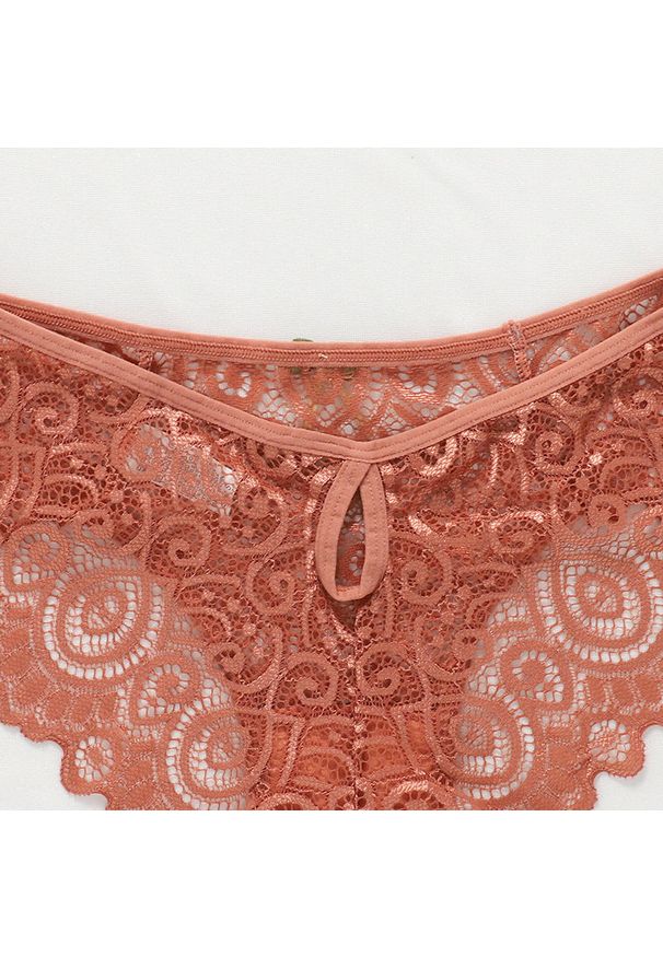 Intica - Figi z koronki na romantyczne okazje Roni. Kolor: beżowy. Materiał: koronka. Wzór: koronka