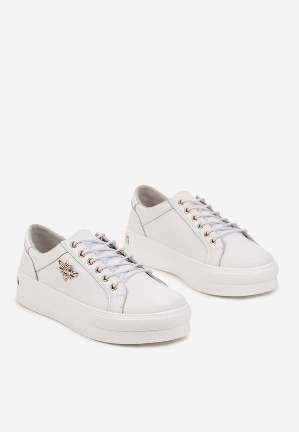 Born2be - Biało-Złote Sneakersy ze Skóry na Grubej Podeszwie z Metaliczną Ozdobą Orlianse. Okazja: na co dzień. Kolor: biały. Materiał: skóra. Wzór: aplikacja