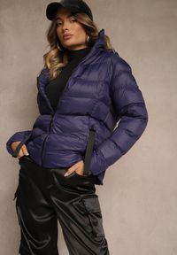 Renee - Granatowa Przejściowa Kurtka z Pikowanymi Przeszyciami i Kapturem Amindria. Okazja: na spacer, na co dzień. Kolor: niebieski. Materiał: poliester, jeans. Styl: casual