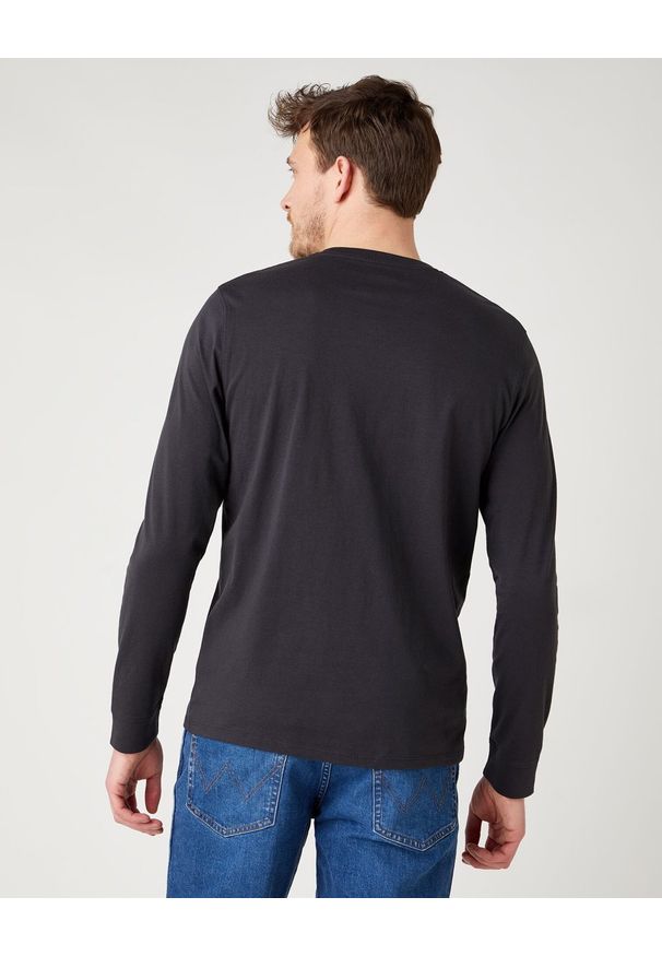 Wrangler - WRANGLER LS AMERICANA TEE MĘSKA KOSZULKA Z DŁUGIM RĘKAWEM FADED BLACK W7J5D3XV6 112141550. Długość rękawa: długi rękaw. Długość: długie