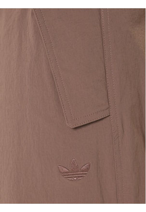 Adidas - adidas Spodnie materiałowe Premium Essentials Utility Parachute JW1087 Brązowy Loose Fit. Kolor: brązowy. Materiał: syntetyk
