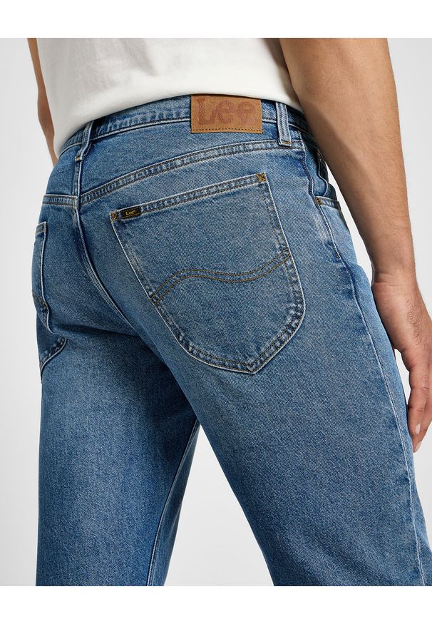 Lee - LEE MĘSKIE SPODNIE JEANSOWE DAREN ZIP FLY RIVERWAY 112355810