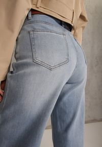 Renee - Niebieskie Szerokie Jeansy z Bawełną High Waist Ozdobione Przeszyciami Timolis. Okazja: na co dzień. Stan: podwyższony. Kolor: niebieski. Wzór: aplikacja. Styl: casual #5