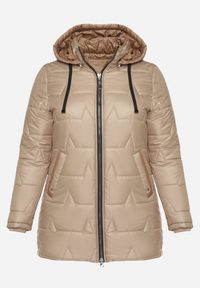 Born2be - Ciemnobeżowa Pikowana Kurtka o Prostym Kroju z Kapturem Nileria. Okazja: na spotkanie biznesowe, do pracy, na co dzień. Typ kołnierza: kaptur. Kolekcja: plus size. Kolor: beżowy. Materiał: jeans, poliester, dzianina. Styl: biznesowy, casual #3