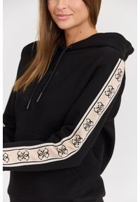 Guess - GUESS Czarna damska bluza Carla Hooded, Rozmiar L. Okazja: na co dzień. Kolor: czarny. Materiał: poliester, bawełna. Długość rękawa: długi rękaw. Długość: długie. Styl: casual #5