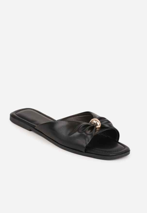 Renee - Czarne Klapki na Płaskiej Podeszwie Zdobione Metaliczną Aplikacją Winnessa. Okazja: na co dzień. Kolor: czarny. Materiał: jeans. Wzór: aplikacja. Obcas: na płaskiej podeszwie. Styl: casual