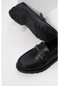 Answear Lab mokasyny skórzane damskie kolor czarny na platformie. Nosek buta: okrągły. Kolor: czarny. Materiał: skóra. Wzór: gładki. Obcas: na platformie. Styl: wakacyjny