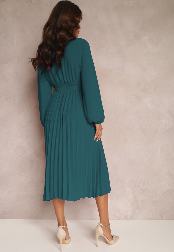 Renee - Ciemnozielona Sukienka Phloroe. Typ kołnierza: dekolt w kształcie V. Kolor: zielony. Długość rękawa: długi rękaw. Typ sukienki: kopertowe. Długość: midi