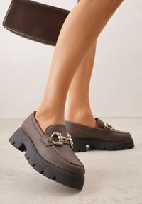 Born2be - Brązowe Mokasyny na Grubej Tłoczonej Podeszwie z Metaliczną Klamrą i Cyrkoniami Renisea. Okazja: na co dzień. Zapięcie: klamry. Kolor: brązowy. Materiał: jeans, materiał. Styl: casual, klasyczny #1