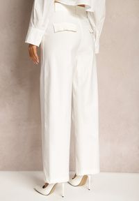 Renee - Białe Szerokie Spodnie z Wsuwanymi Kieszeniami i Ozdobnymi Klapami Asseldea. Stan: podwyższony. Kolor: biały #2