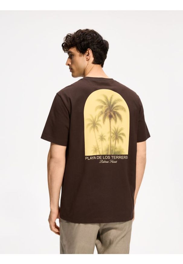 Reserved - T-shirt regular z nadrukiem na plecach - ciemnobrązowy. Kolor: brązowy. Materiał: bawełna, dzianina. Wzór: nadruk