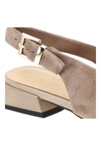 Czółenka damskie S.Barski, cholewka ze skóry naturalnej zamszowej elegancki fason slingback, beżowe, CR61-3050. Zapięcie: klamry. Kolor: beżowy. Materiał: skóra, zamsz. Szerokość cholewki: normalna. Obcas: na obcasie. Styl: elegancki. Wysokość obcasa: średni #4
