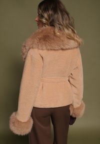 Born2be - Brązowa Pluszowa Kurtka z Futrzanym Kołnierzem i Mankietami Wiązana w Pasie Arevitte. Okazja: na spacer. Kolor: brązowy. Materiał: futro. Długość: krótkie #7