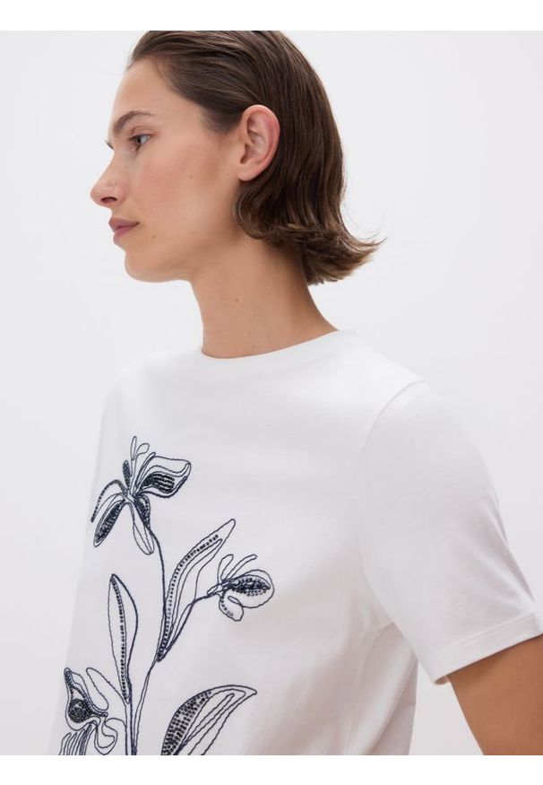 Reserved - T-shirt z haftowanym wzorem - złamana biel. Materiał: bawełna. Wzór: haft