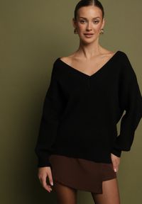 Born2be - Czarny Sweter z Kaszmirem z Dekoltem w Serek Plenae. Okazja: na co dzień. Typ kołnierza: dekolt w serek. Kolor: czarny. Materiał: kaszmir. Styl: klasyczny, casual, elegancki
