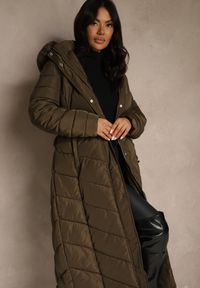 Renee - Ciemnozielona Zimowa Kurtka Pikowana o Długim Kroju z Paskiem i Kapturem z Futrem Retarda. Kolor: zielony. Materiał: futro. Długość: długie. Sezon: zima. Styl: street #2