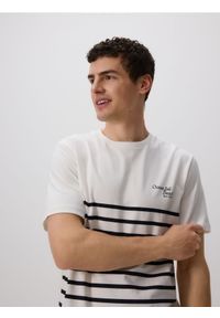 Reserved - T-shirt regular w paski - biały. Kolor: biały. Materiał: bawełna, dzianina. Wzór: paski