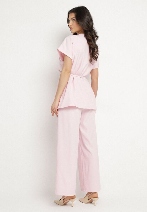 Born2be - Różowy Garniturowy Komplet Marynarka z Paskiem i Szerokie Spodnie Milsedi. Kolor: różowy