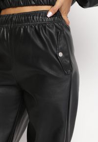Born2be - Czarne Szerokie Spodnie z Imitacji Skóry z Gumką w Pasie Lundria. Kolor: czarny. Materiał: skóra #3