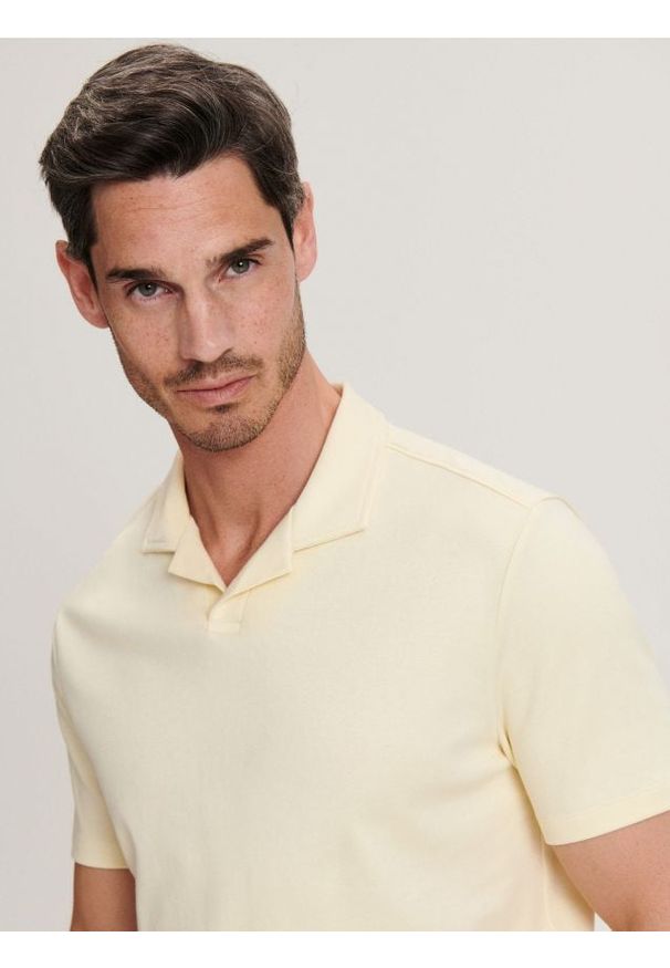 Reserved - Koszulka polo regular - jasnożółty. Typ kołnierza: polo. Kolor: żółty. Materiał: dzianina, bawełna