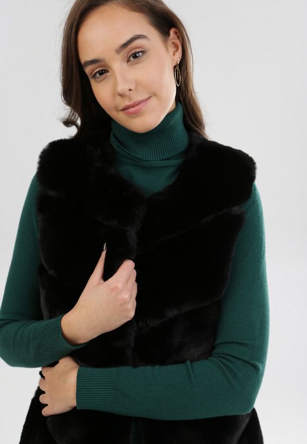 Born2be - Czarna Kamizelka Lillyhop. Kolor: czarny. Materiał: dzianina, futro, materiał. Długość rękawa: bez rękawów. Długość: do kolan. Sezon: zima, jesień