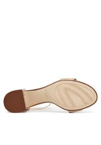 Clarks Sandały Ezoria Mae 26181299 Beżowy. Kolor: beżowy. Materiał: skóra, lakier