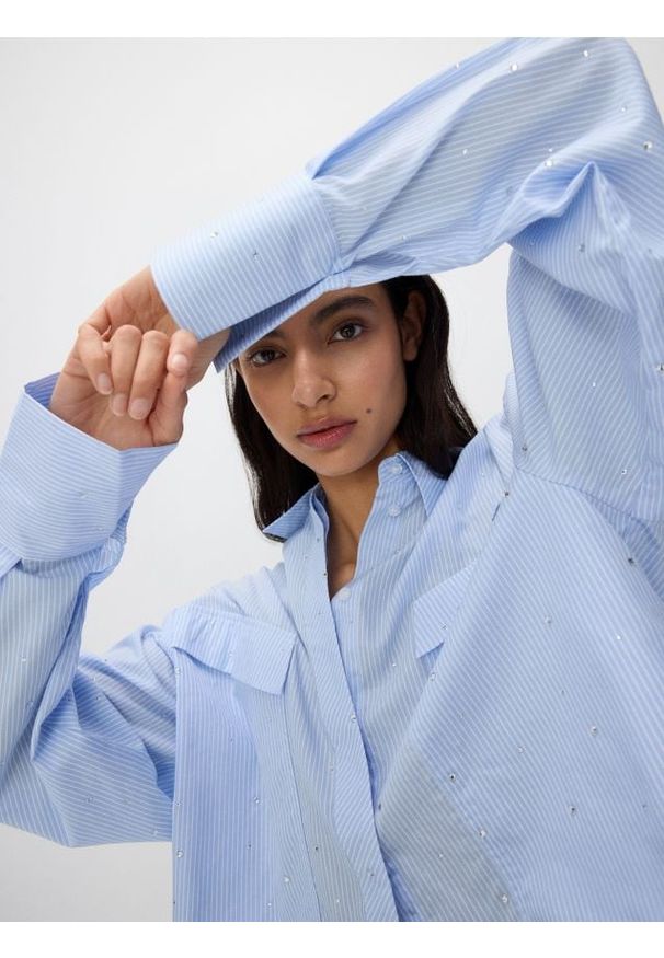 Reserved - Krótka koszula z aplikacjami ze strasu - jasnoniebieski. Kolor: niebieski. Materiał: bawełna, tkanina. Długość: krótkie. Wzór: aplikacja