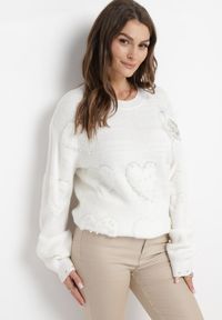 Born2be - Biały Sweter z Naszywkami w Perły i Cyrkonie Aljia. Kolor: biały. Wzór: aplikacja. Sezon: jesień, zima