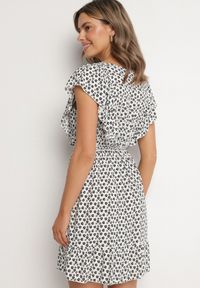 Born2be - Biała Rozkloszowana Sukienka z Bawełny w Kwiaty z Guzikami Ronelle. Okazja: na spacer, na randkę, na co dzień. Kolor: biały. Materiał: bawełna. Wzór: kwiaty. Typ sukienki: proste, rozkloszowane. Styl: elegancki, casual #4