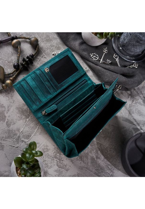 Portfel damski skórzany PAOLO PERUZZI zielony T-44-GR. Kolor: zielony. Materiał: skóra. Wzór: kwiaty