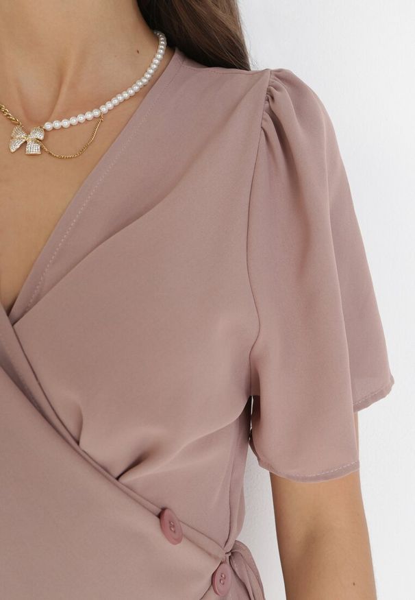 Born2be - Ciemnobeżowa Kopertowa Sukienka Midi z Materiałowym Paskiem Rahellitte. Kolor: beżowy. Materiał: materiał. Długość rękawa: krótki rękaw. Typ sukienki: kopertowe. Długość: midi