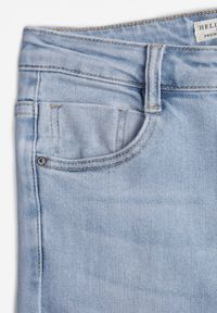 Renee - Jasnoniebieskie Jeansy Dzwony High Waist Briris. Okazja: do pracy, na co dzień, na spotkanie biznesowe. Stan: podwyższony. Kolekcja: dla wysokich. Kolor: niebieski. Sezon: lato. Styl: elegancki, biznesowy, casual #8