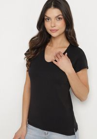 Born2be - Czarny T-shirt z Bawełny z Dekoltem w Serek Liniviela. Okazja: na co dzień. Typ kołnierza: dekolt w serek. Kolor: czarny. Materiał: bawełna. Styl: casual