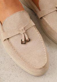 Renee - Beżowe Mokasyny VICES Casualowe ze Skórzaną Wkładką i Metalowymi Ozdobami Dinsmore. Okazja: na co dzień. Nosek buta: okrągły. Kolor: beżowy. Materiał: skóra. Wzór: aplikacja. Obcas: na obcasie. Styl: casual. Wysokość obcasa: niski #7