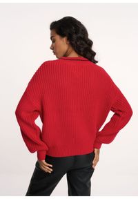Ochnik - Czerwony sweter damski z logo OCHNIK. Kolor: czerwony. Materiał: materiał. Długość: długie. Wzór: napisy. Styl: elegancki #4