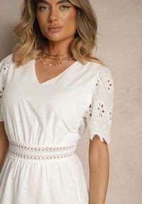 Renee - Biała Rozkloszowana Sukienka z Bawełny z Haftowanymi Zdobieniami w Stylu Boho Efrivina. Typ kołnierza: dekolt w kształcie V. Kolor: biały. Materiał: bawełna. Długość rękawa: krótki rękaw. Wzór: haft, aplikacja. Typ sukienki: rozkloszowane. Styl: boho