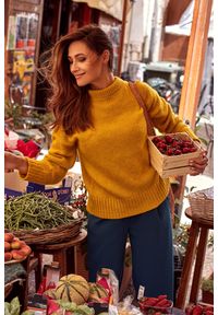 Polskie swetry - Sweter damski wełniany ciepły krótki z okrągłym dekoltem żółty. Typ kołnierza: golf. Kolor: żółty. Materiał: wełna. Długość: krótkie. Styl: klasyczny, elegancki #3