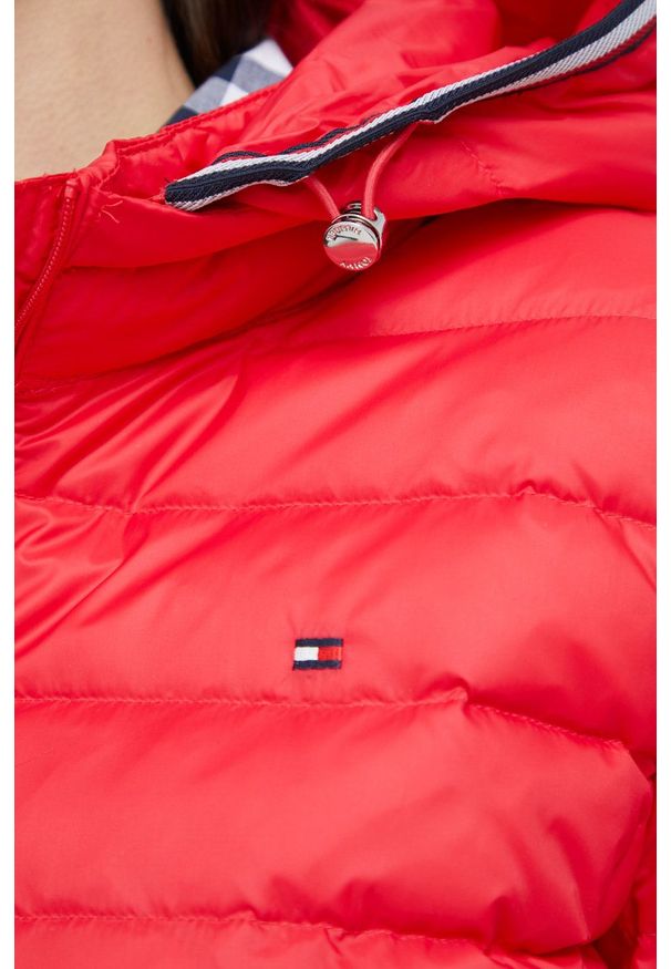TOMMY HILFIGER - Tommy Hilfiger kurtka puchowa damska kolor czerwony przejściowa. Kolor: czerwony. Materiał: puch. Wzór: gładki